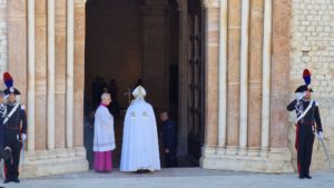Il Papa apre la Porta Santa a L’Aquila