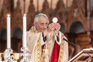 “San Francesco aiuti il mondo a non rassegnarsi di fronte alla guerra”