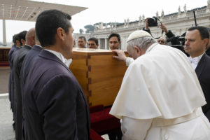 Addio Benedetto XVI: “Padre, nelle tue mani affidiamo il suo spirito”
