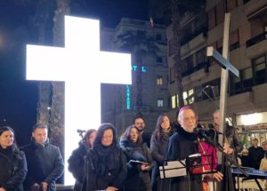 “Dalla croce Gesù porta a sé i dolori del mondo, trasformandoli in gloria”