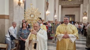 Eucaristia: “Ci lancia nella comunione. No a rivalità e gossip in parrocchia”