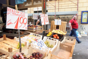 Bonus spesa a famiglie povere: “Sarà l’estate a tavola più cara da decenni”