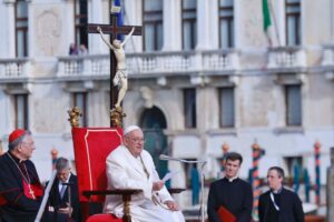 “Giovani, alzatevi per stare in piedi di fronte alla vita”
