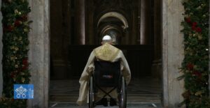 Papa Francesco ha aperto la porta santa: è iniziato il Giubileo 2025