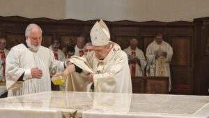 Nuovo altare in Cattedrale: “Bello e adeguato per l’Eucaristia, espressione di sinodalità”