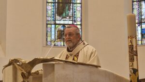 “Qualunque sia la nostra storia, oggi è trasformata in risurrezione e vita”